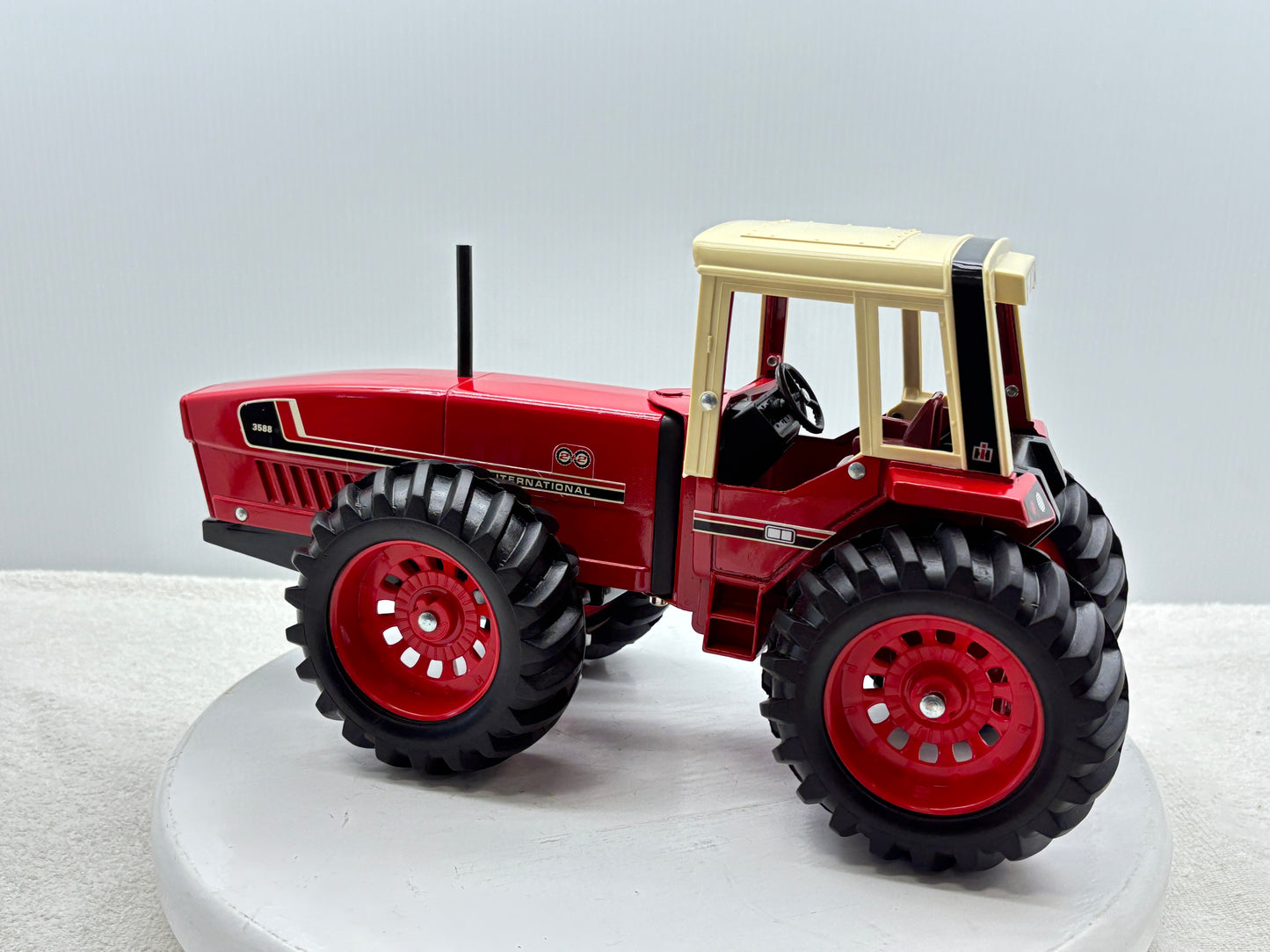 1/16 International 3588