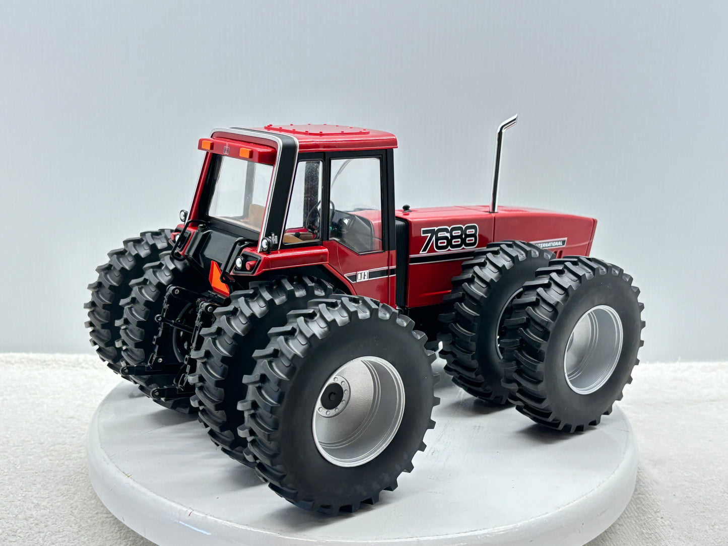 1/16 International 7688