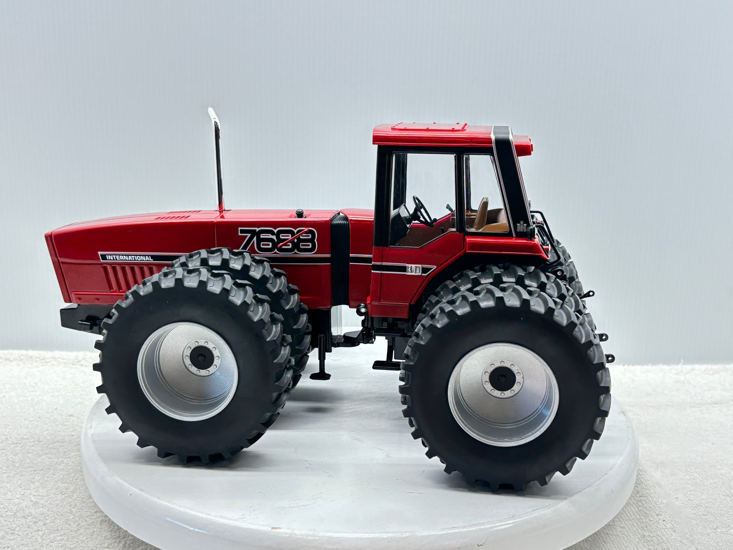 1/16 International 7688