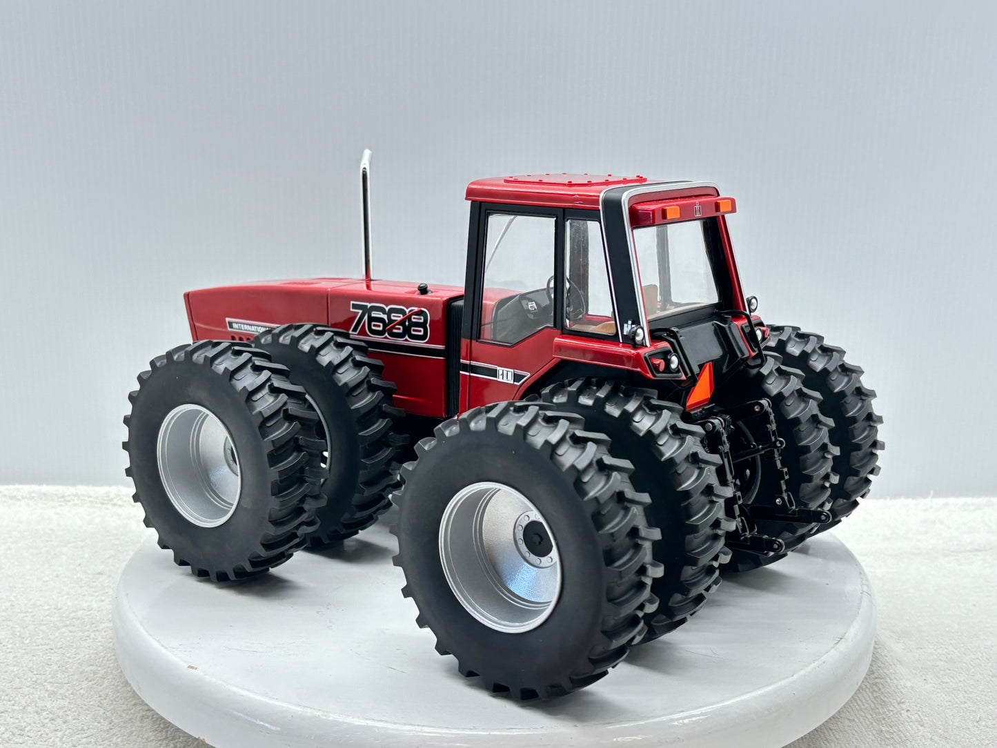 1/16 International 7688