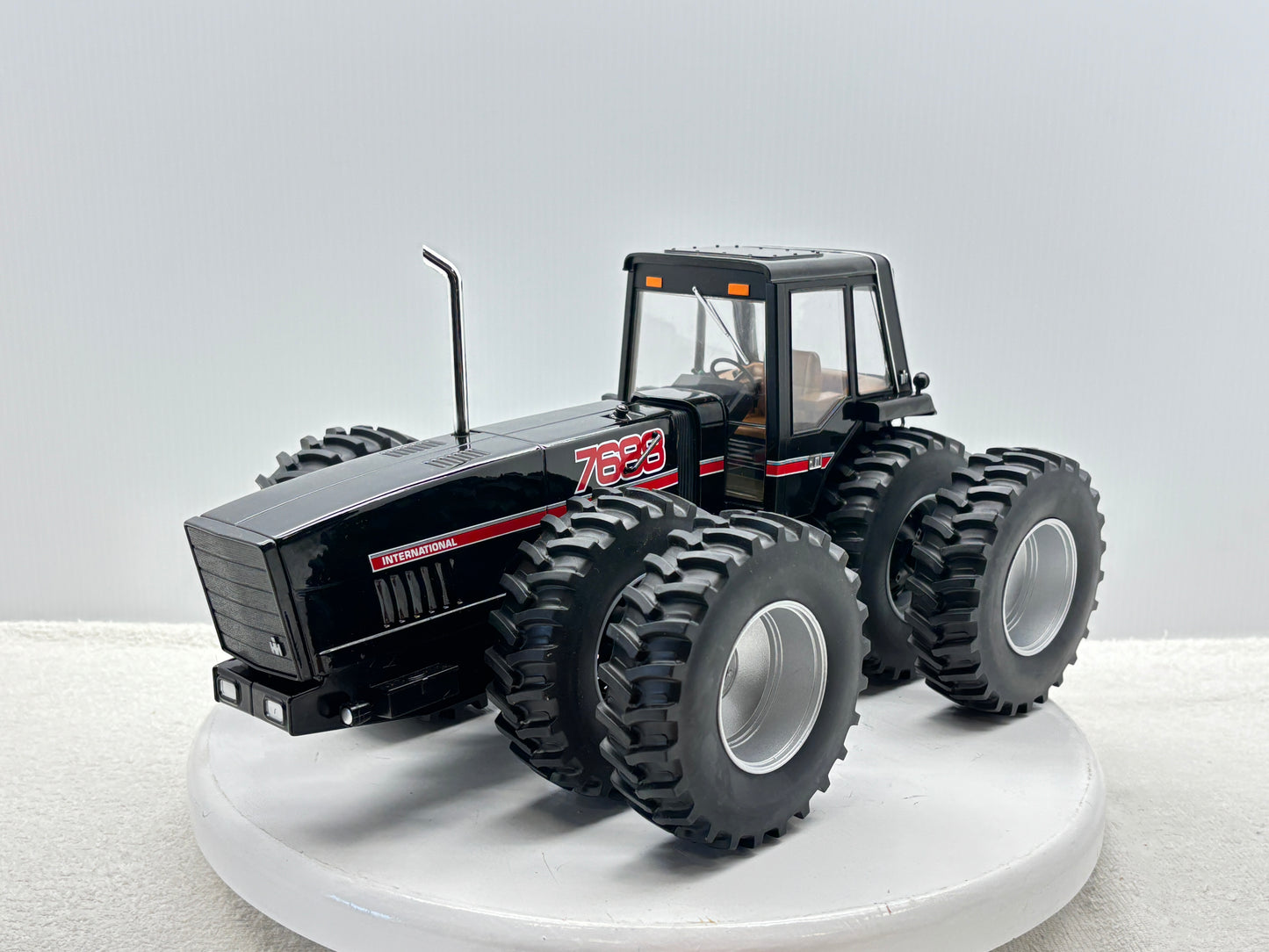 1/16 International 7688 Black