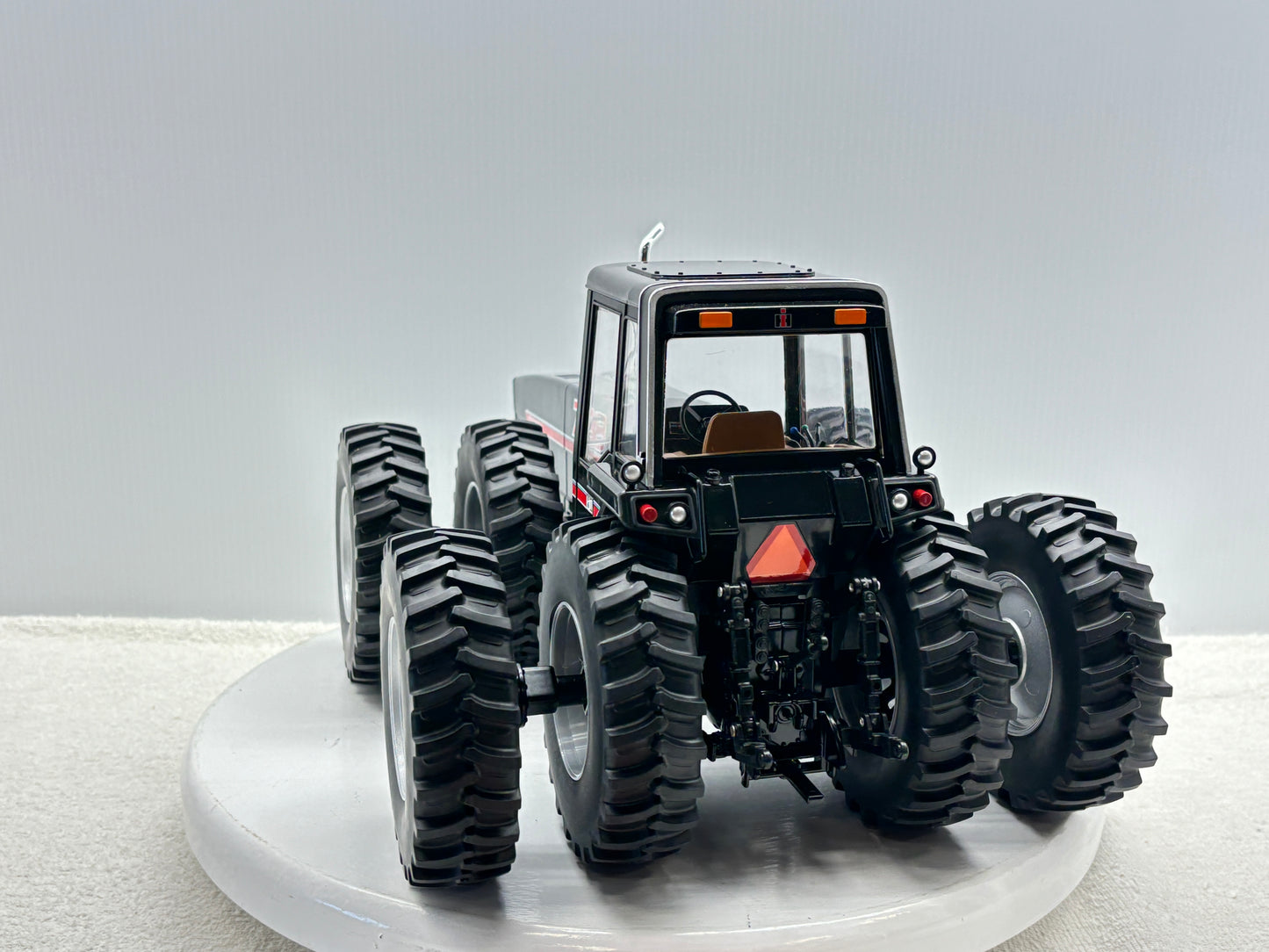 1/16 International 7688 Black