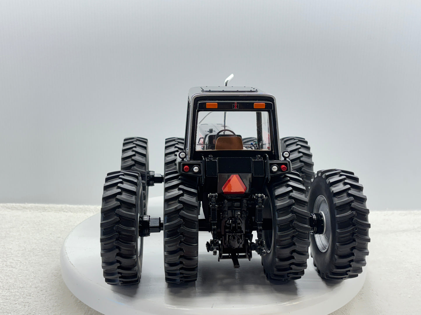 1/16 International 7688 Black