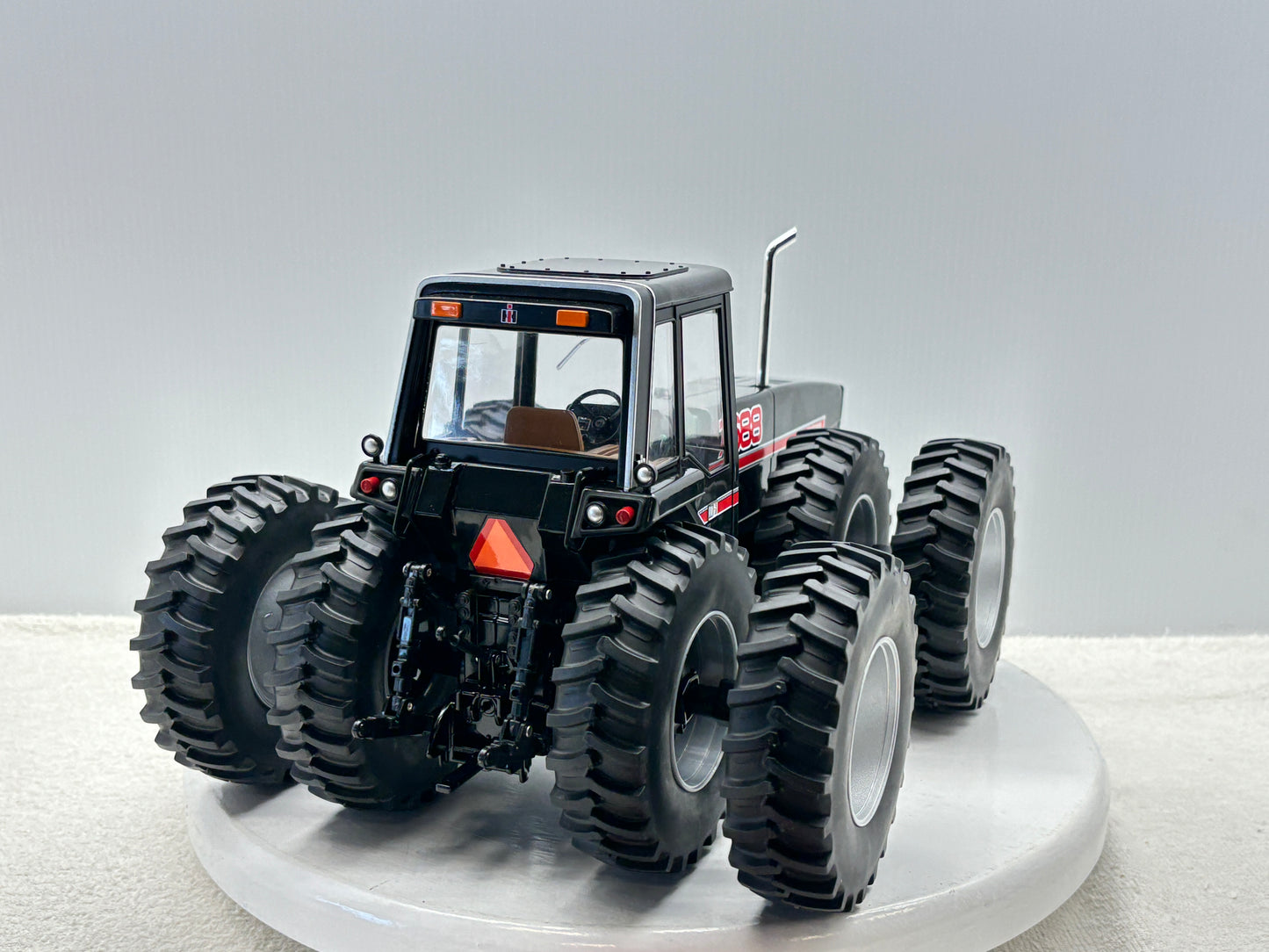 1/16 International 7688 Black