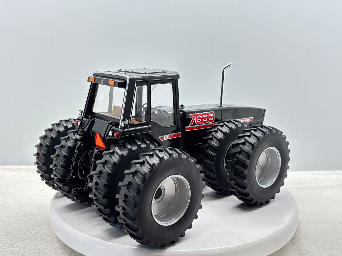 1/16 International 7688 Black