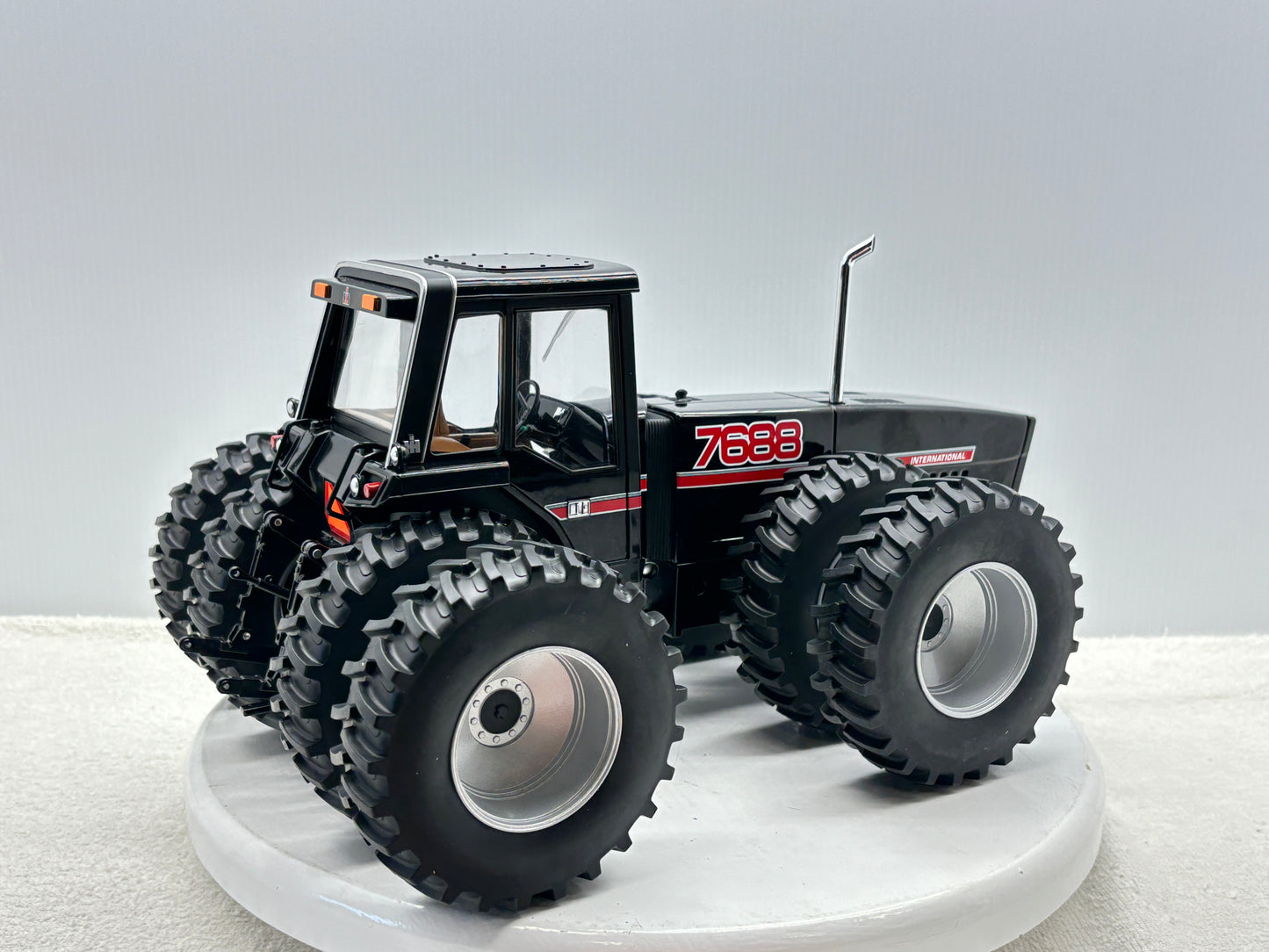 1/16 International 7688 Black