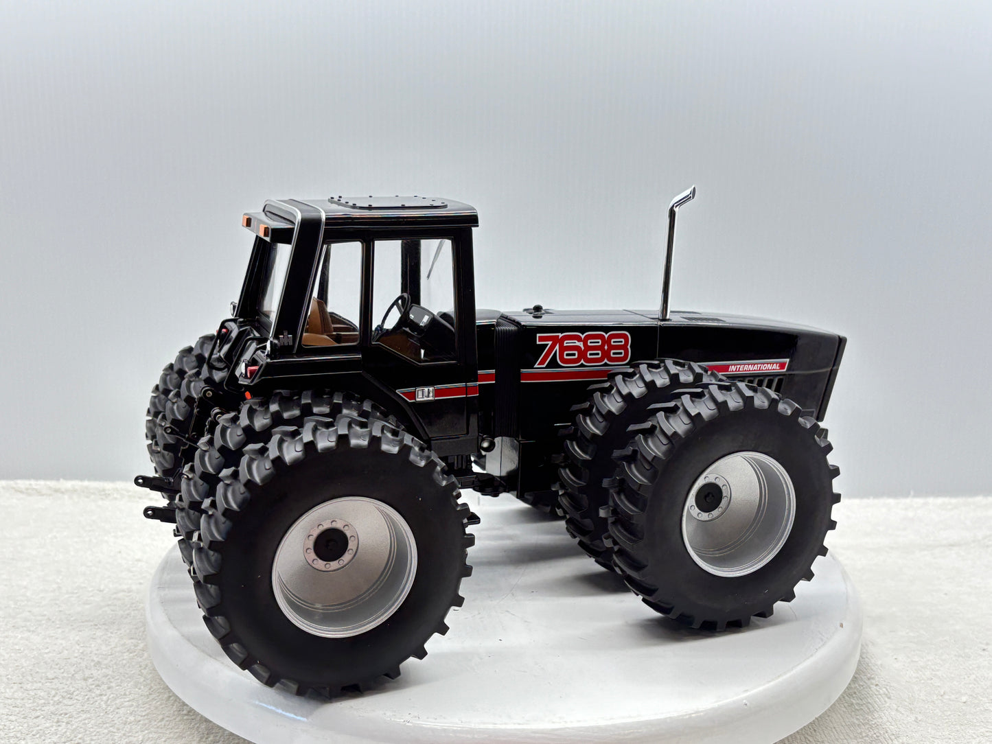 1/16 International 7688 Black