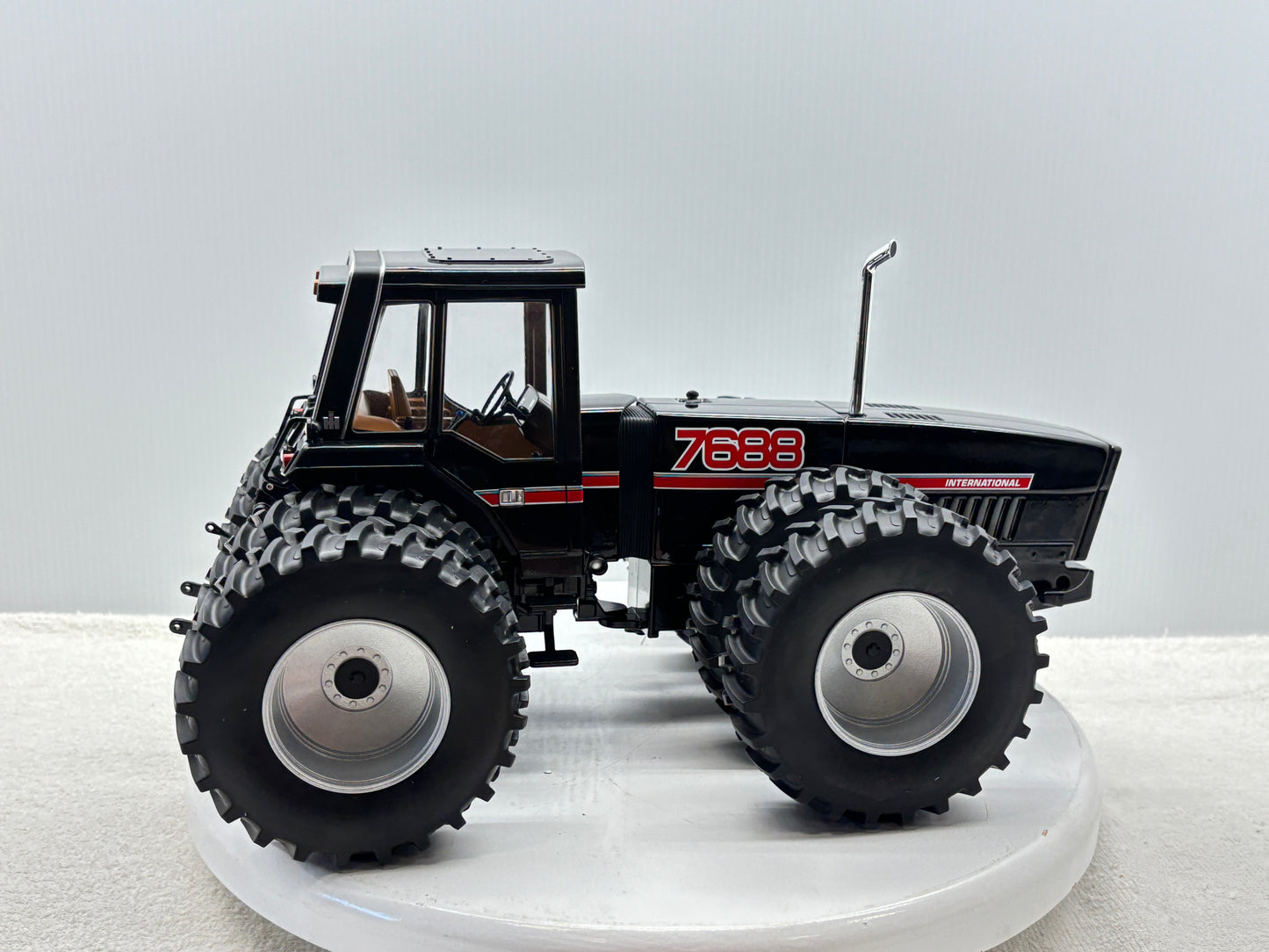 1/16 International 7688 Black