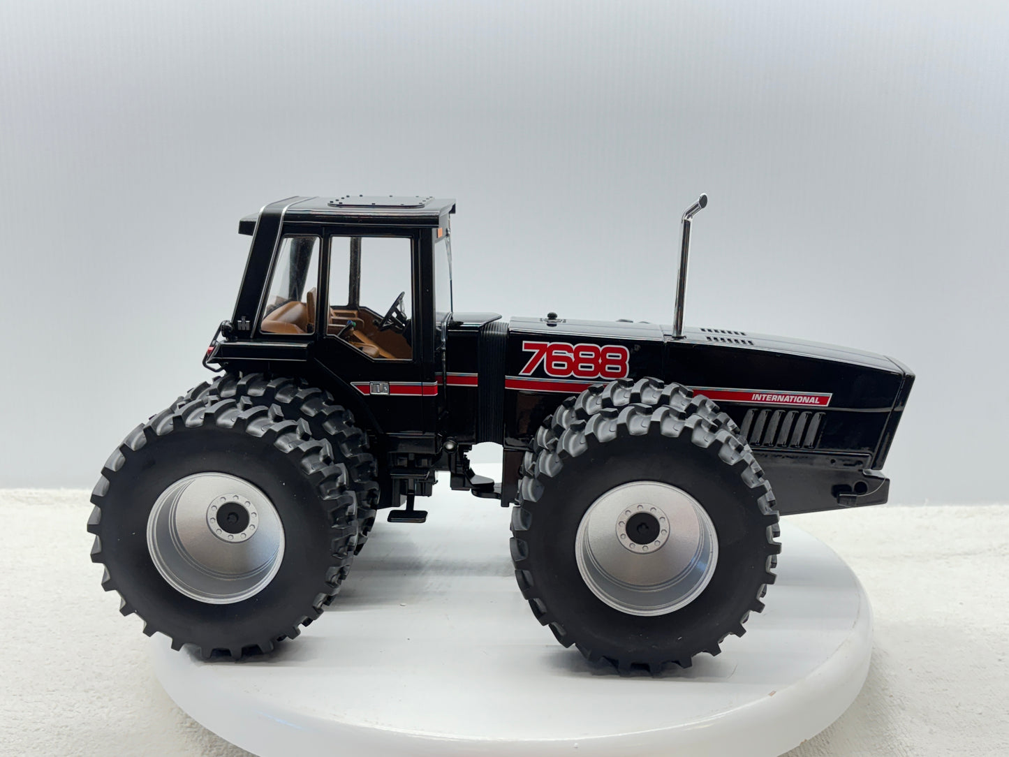 1/16 International 7688 Black