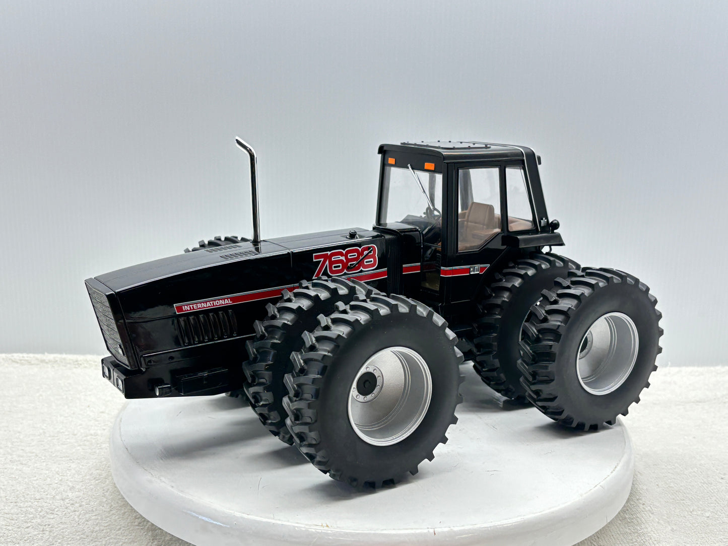 1/16 International 7688 Black