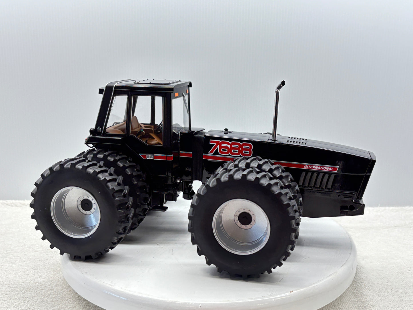 1/16 International 7688 Black