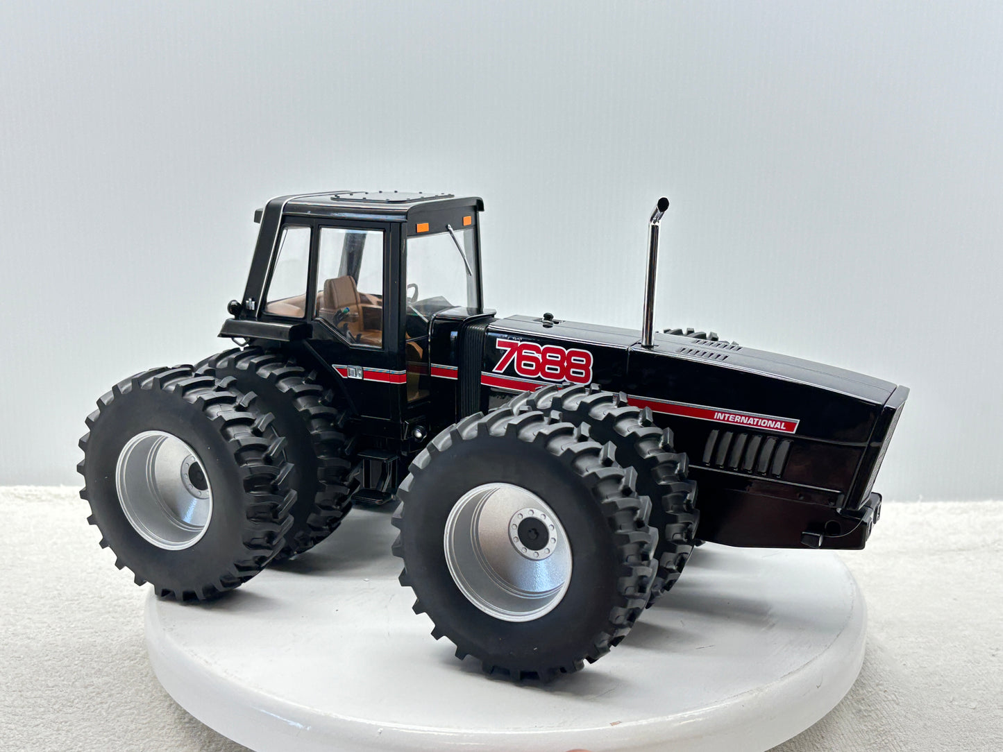 1/16 International 7688 Black