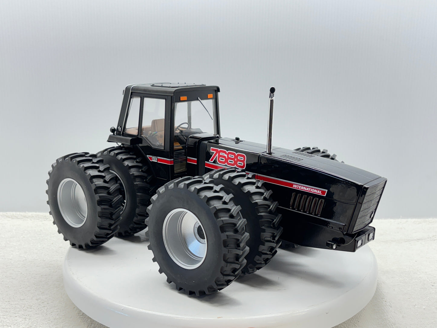 1/16 International 7688 Black