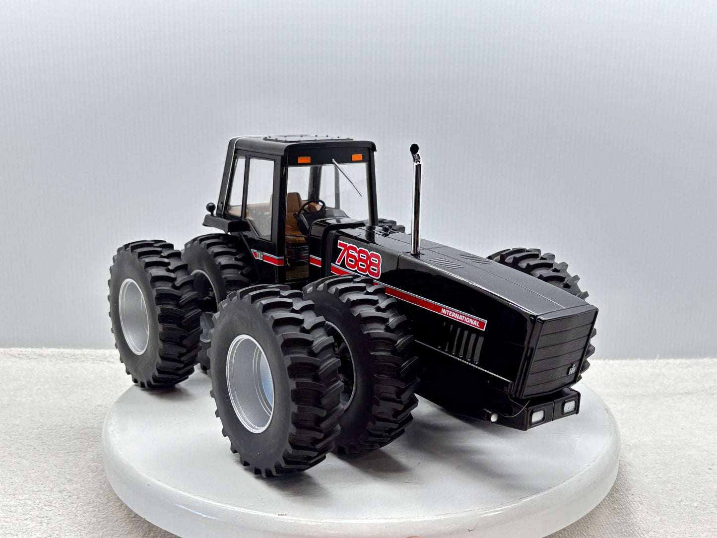 1/16 International 7688 Black