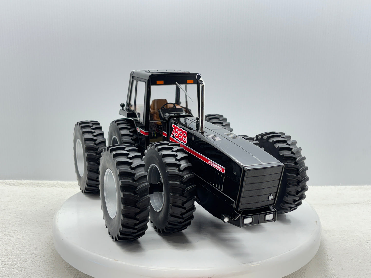 1/16 International 7688 Black