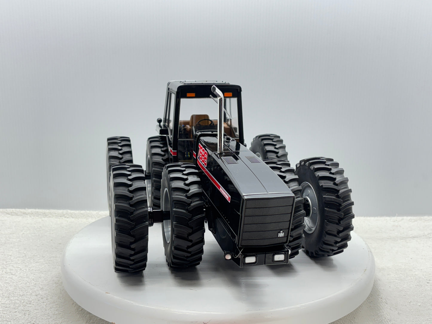 1/16 International 7688 Black