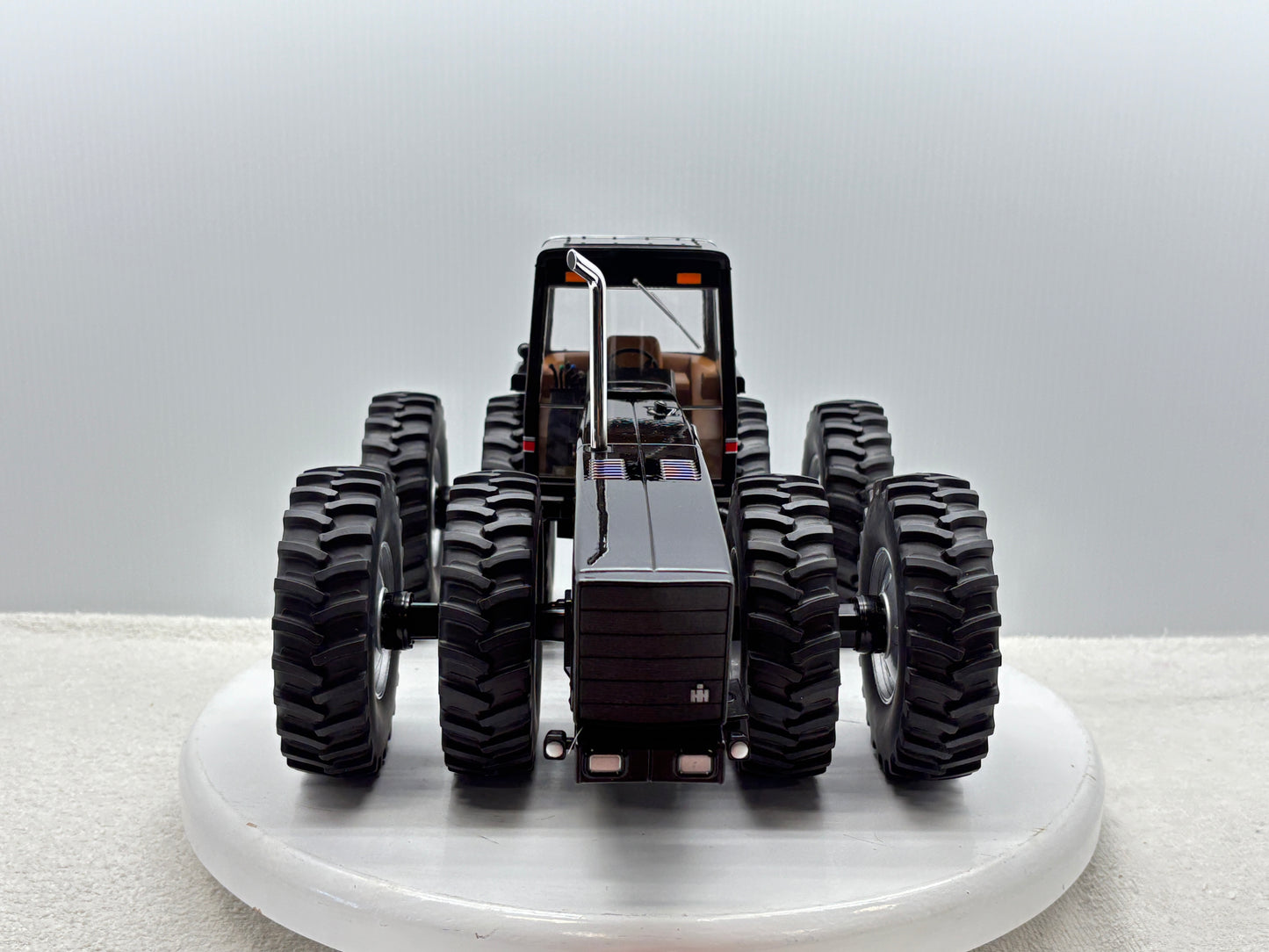 1/16 International 7688 Black