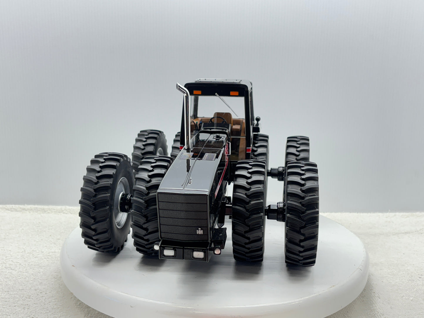 1/16 International 7688 Black
