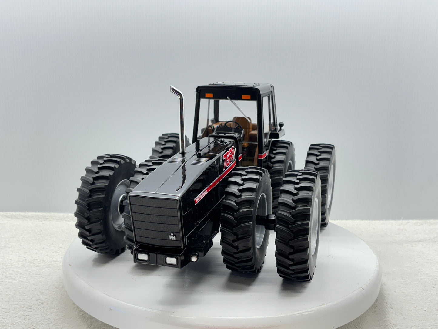 1/16 International 7688 Black