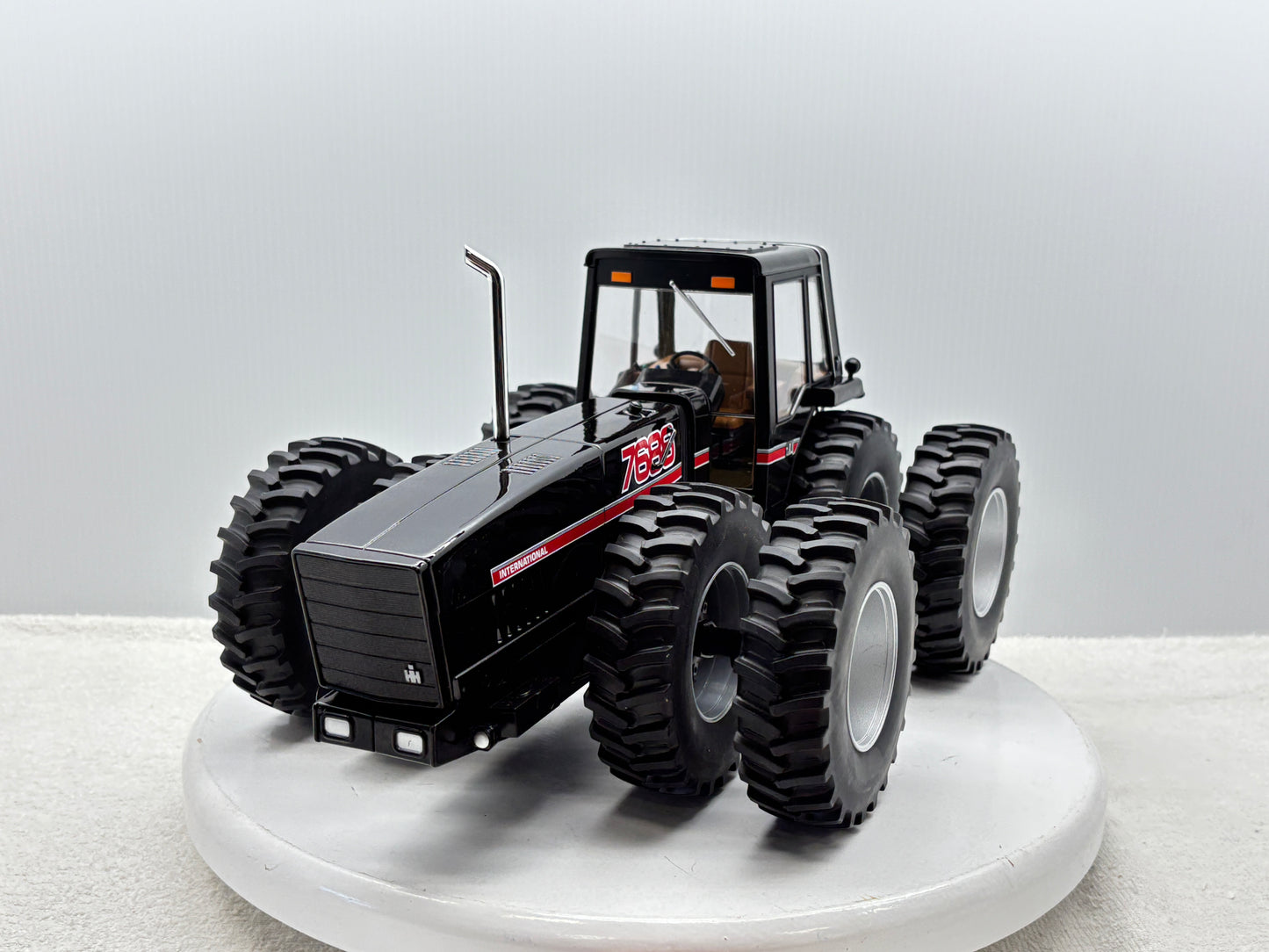 1/16 International 7688 Black