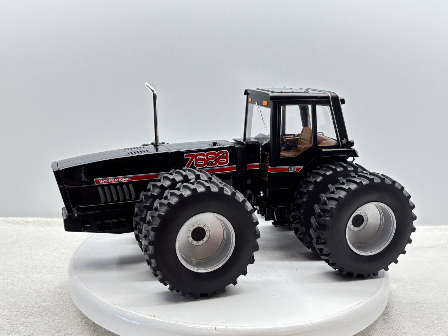 1/16 International 7688 Black