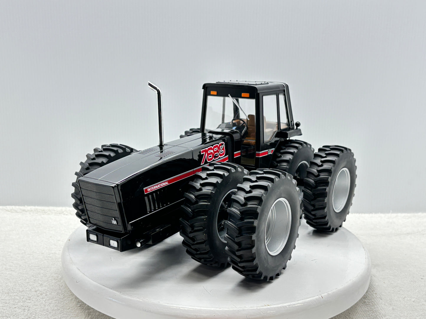 1/16 International 7688 Black