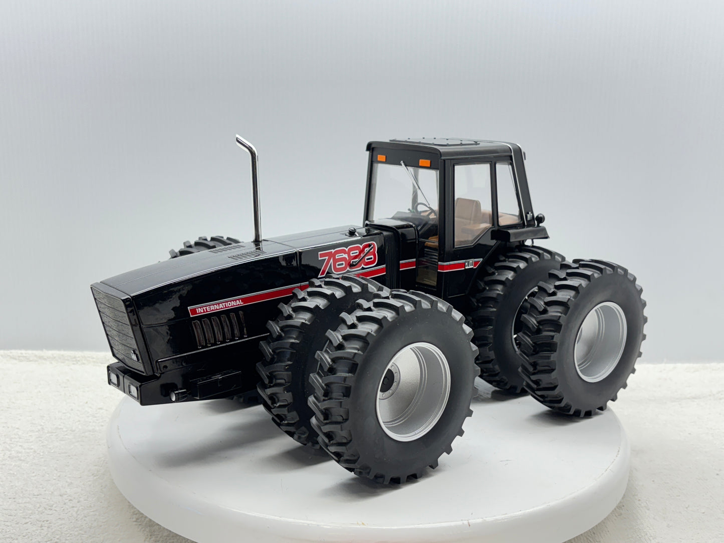 1/16 International 7688 Black