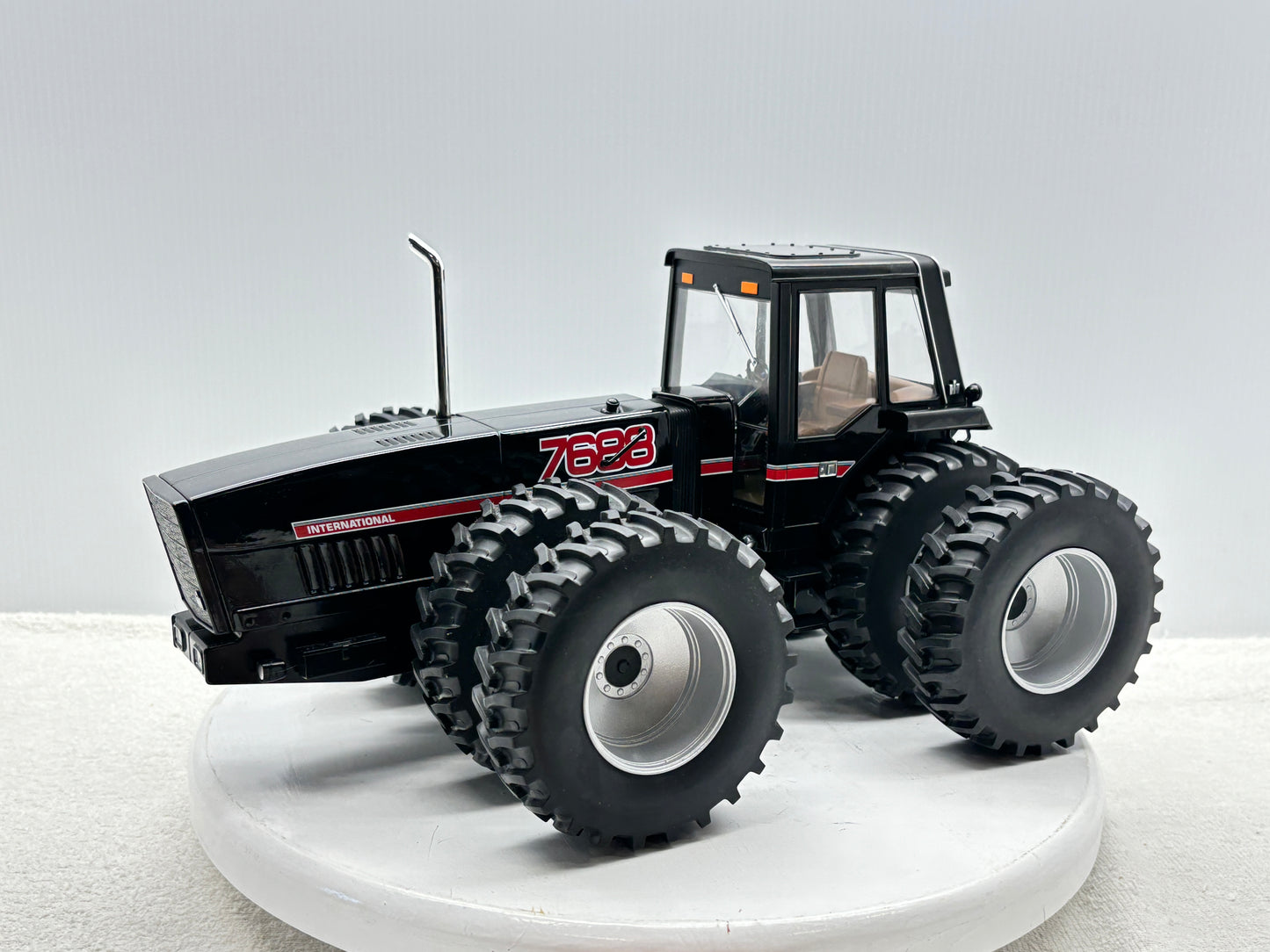 1/16 International 7688 Black