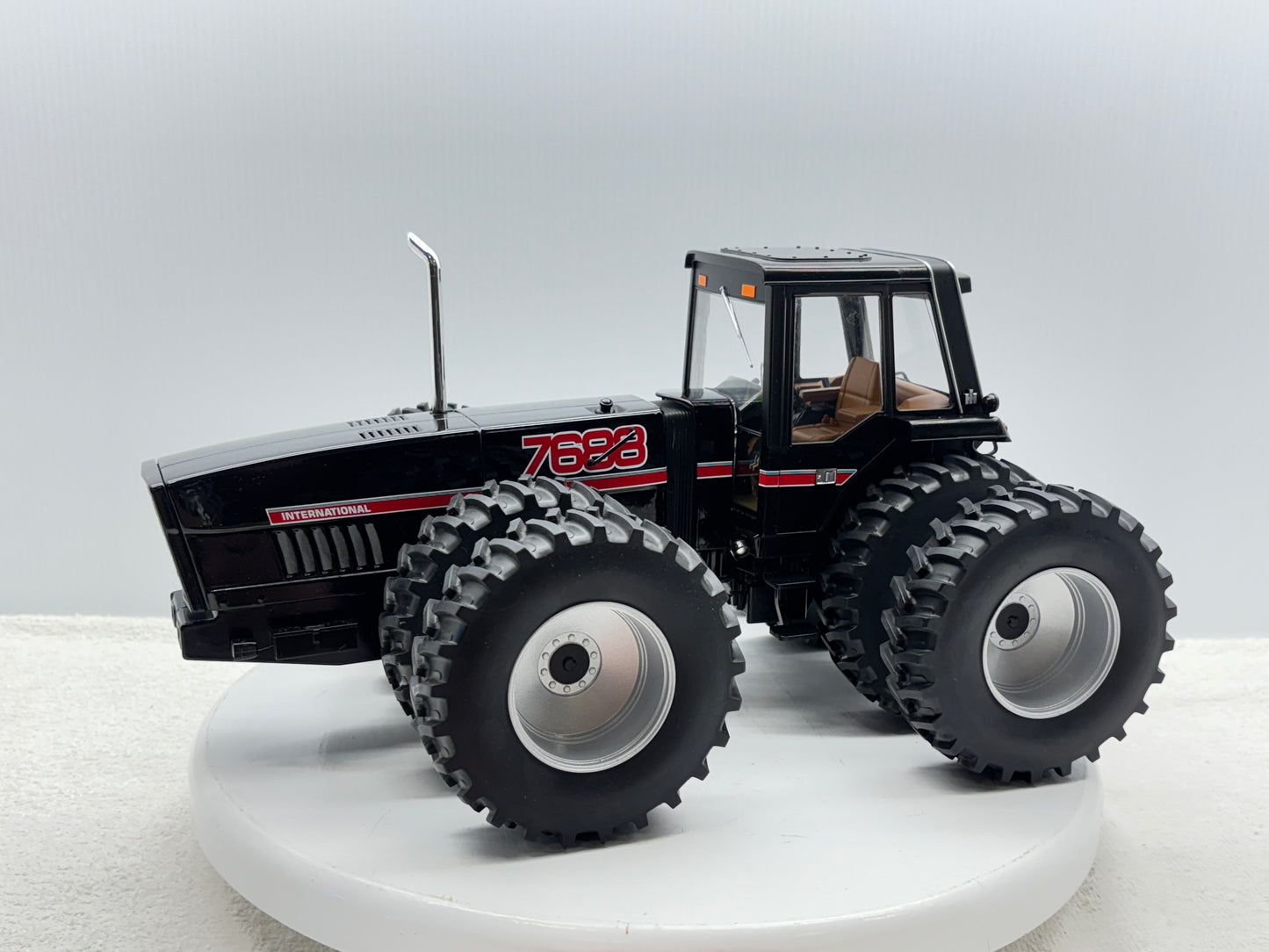 1/16 International 7688 Black