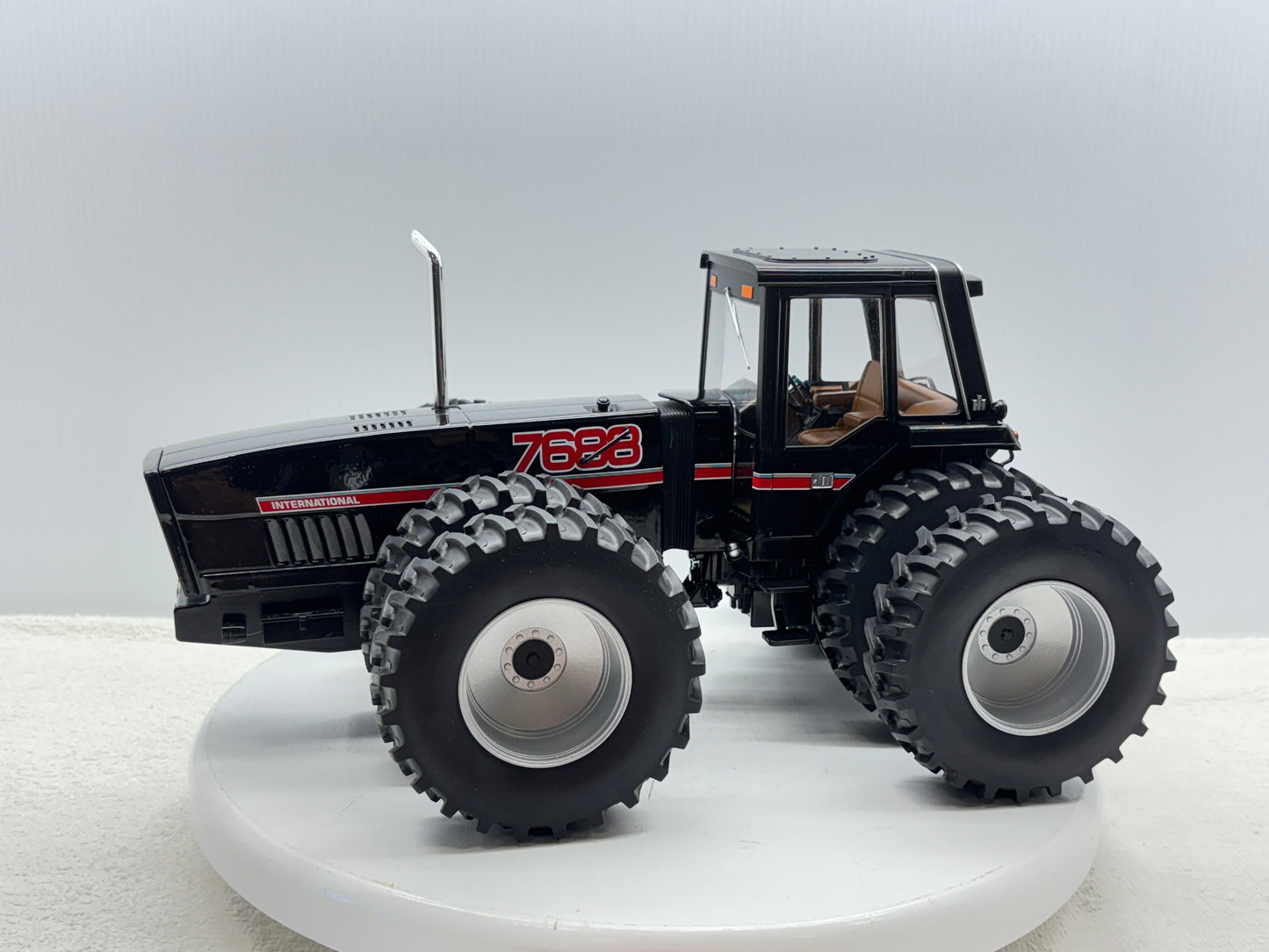 1/16 International 7688 Black