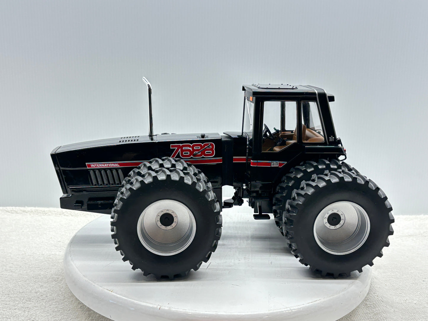 1/16 International 7688 Black
