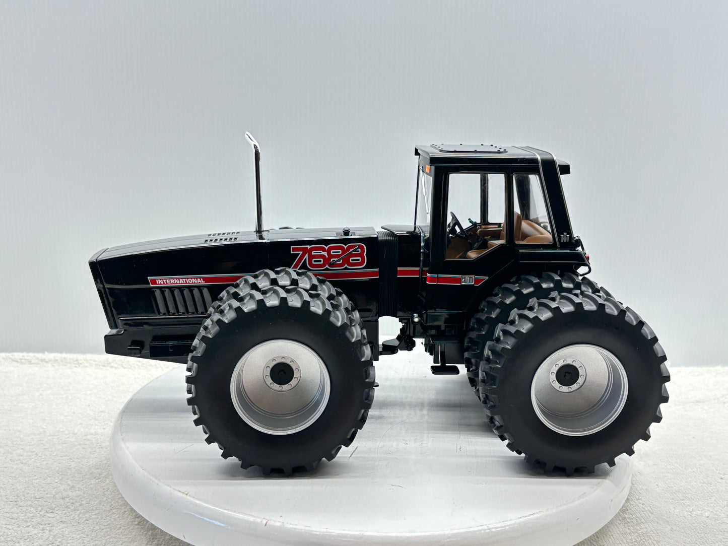 1/16 International 7688 Black