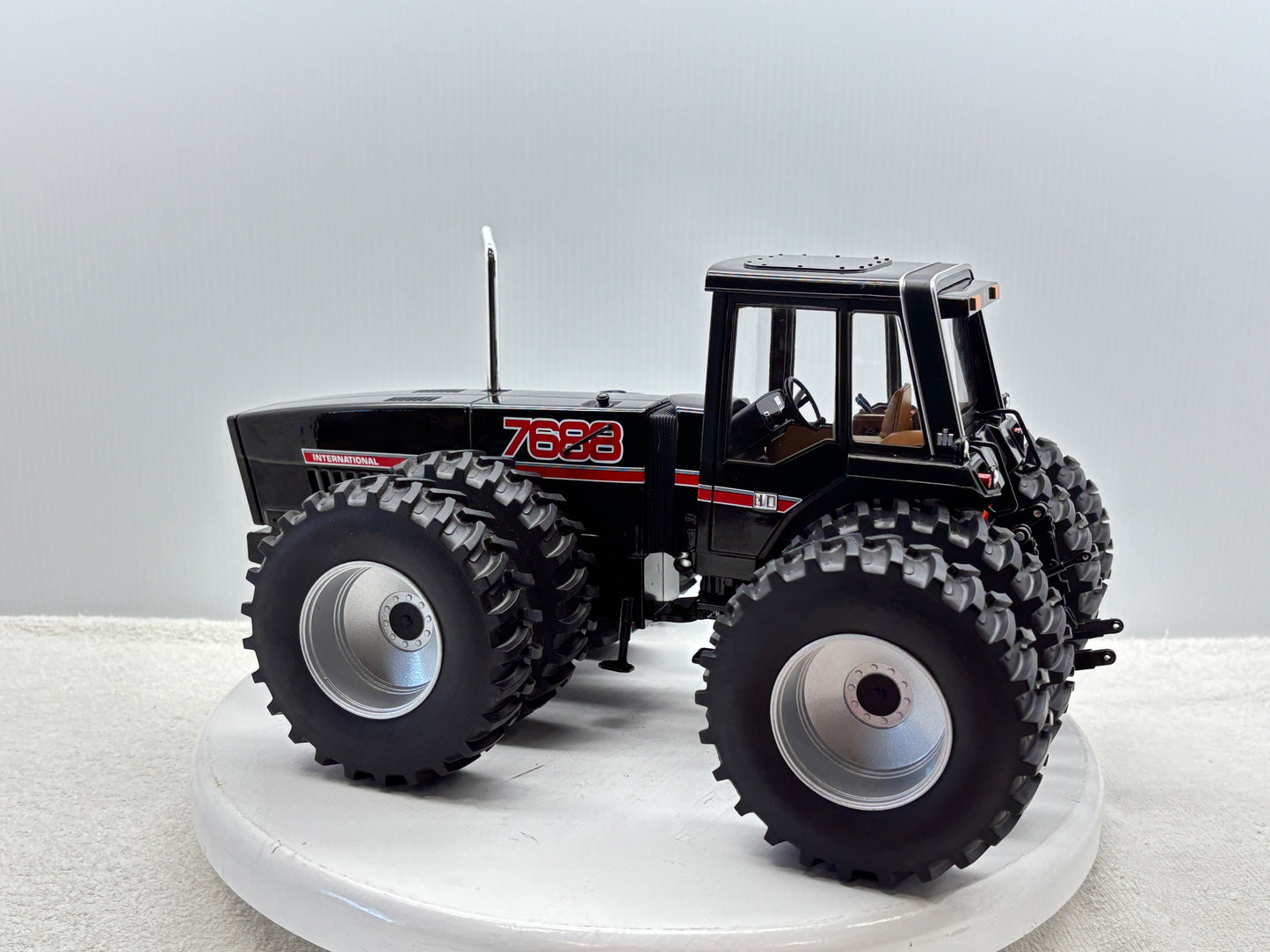 1/16 International 7688 Black