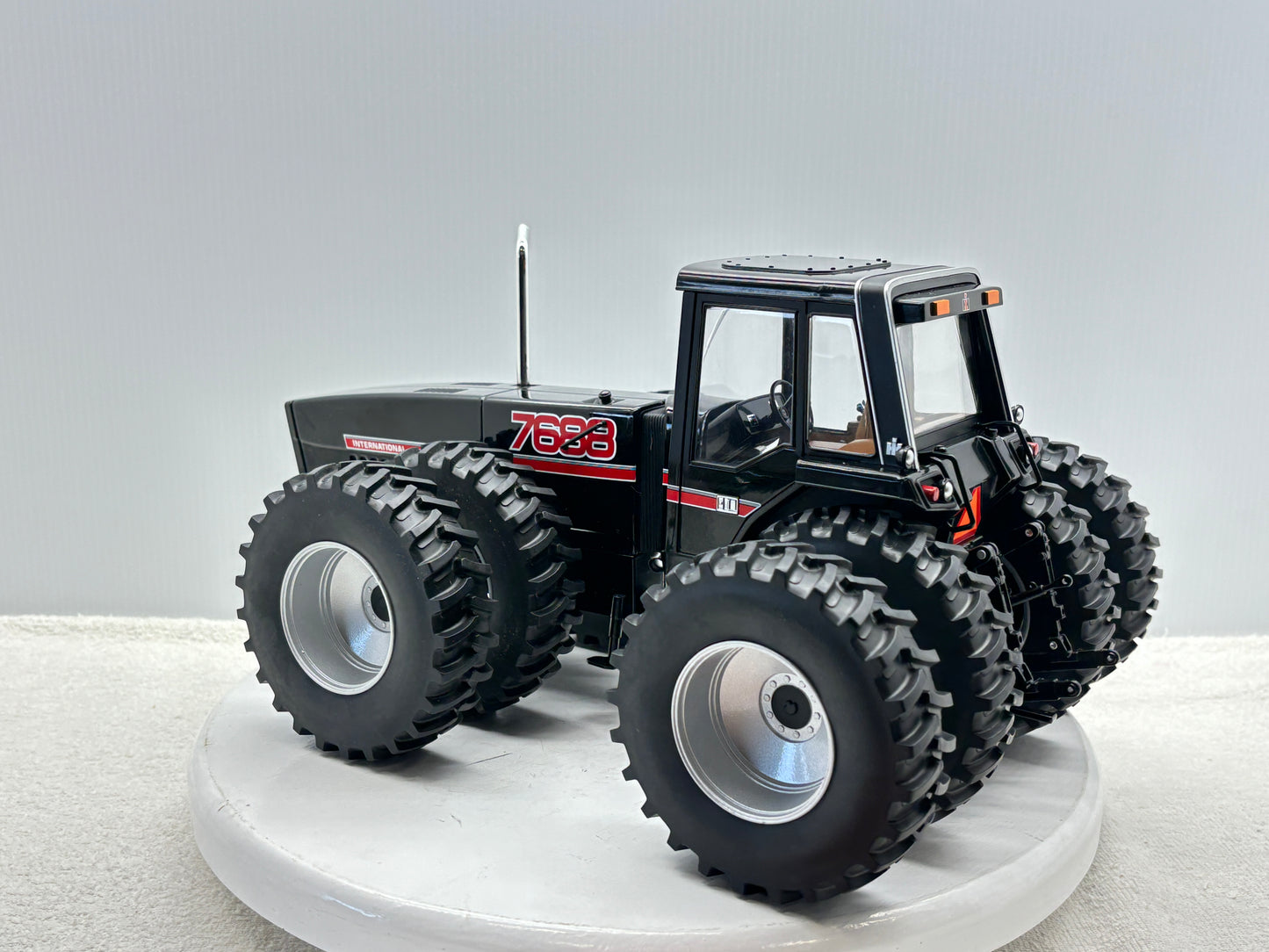 1/16 International 7688 Black