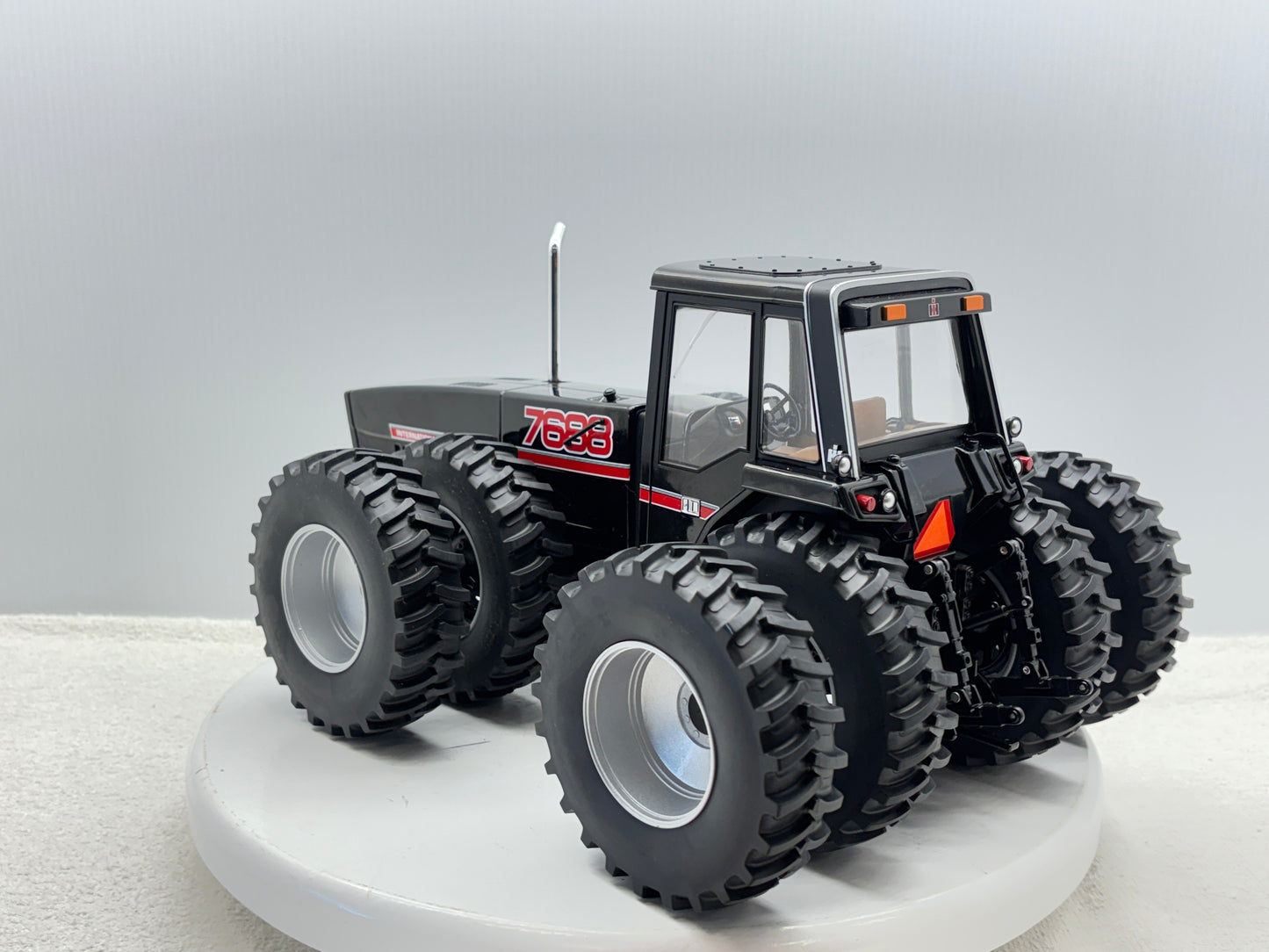 1/16 International 7688 Black