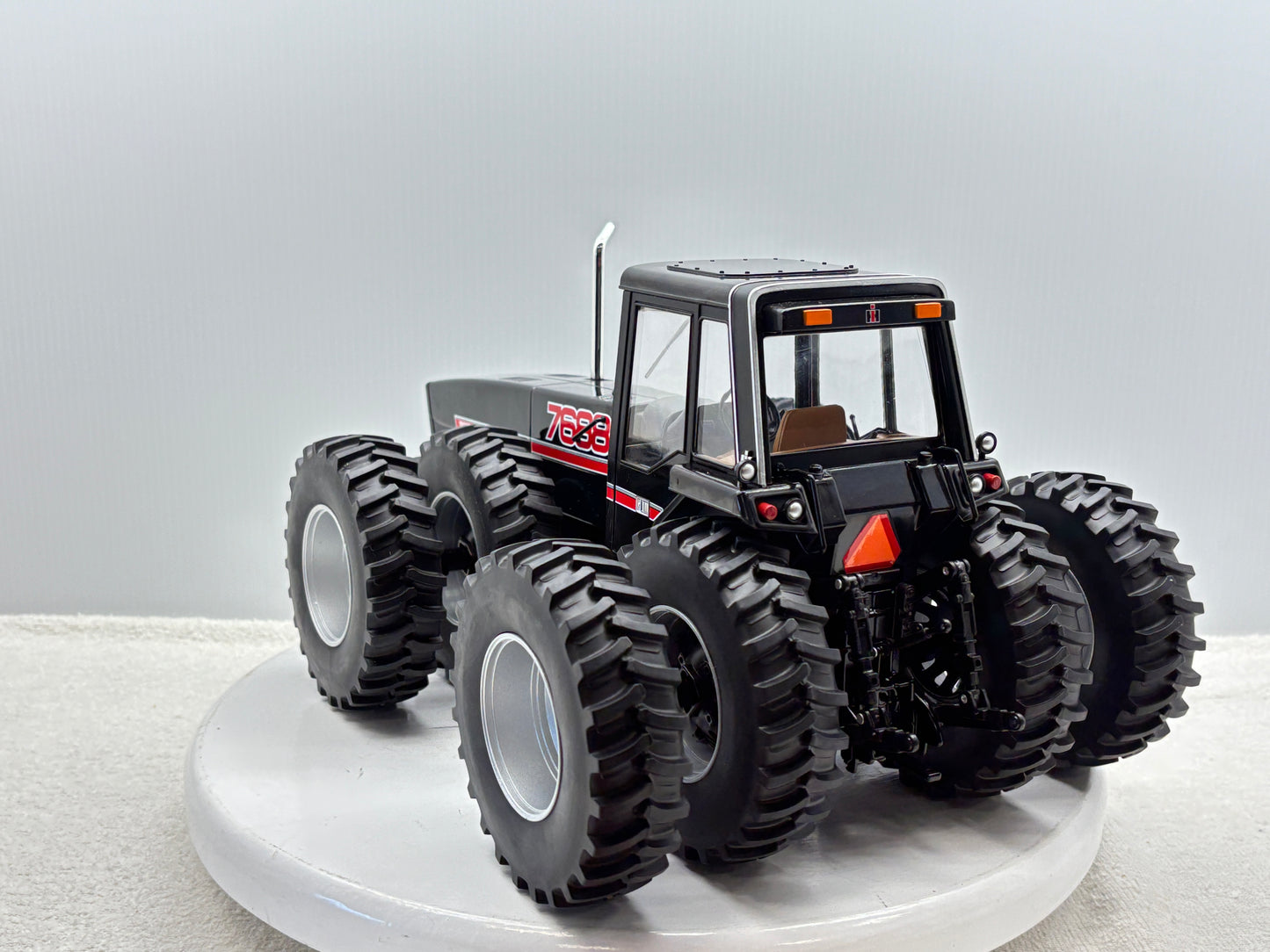 1/16 International 7688 Black