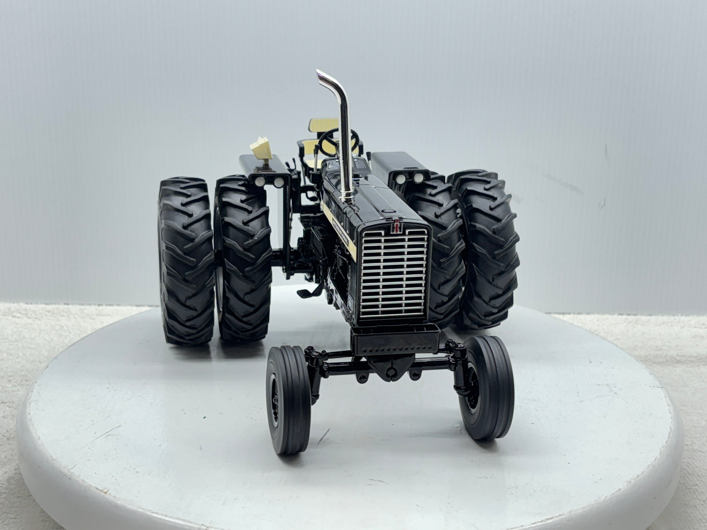 1/16 International 856 Black