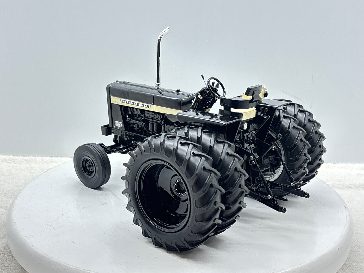 1/16 International 856 Black