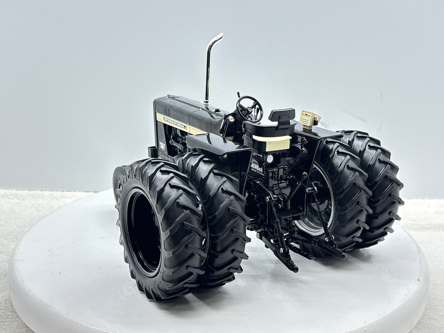 1/16 International 856 Black