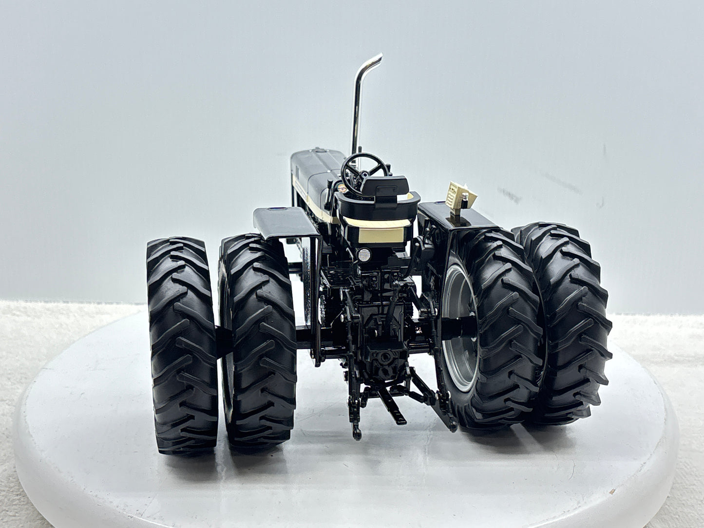 1/16 International 856 Black