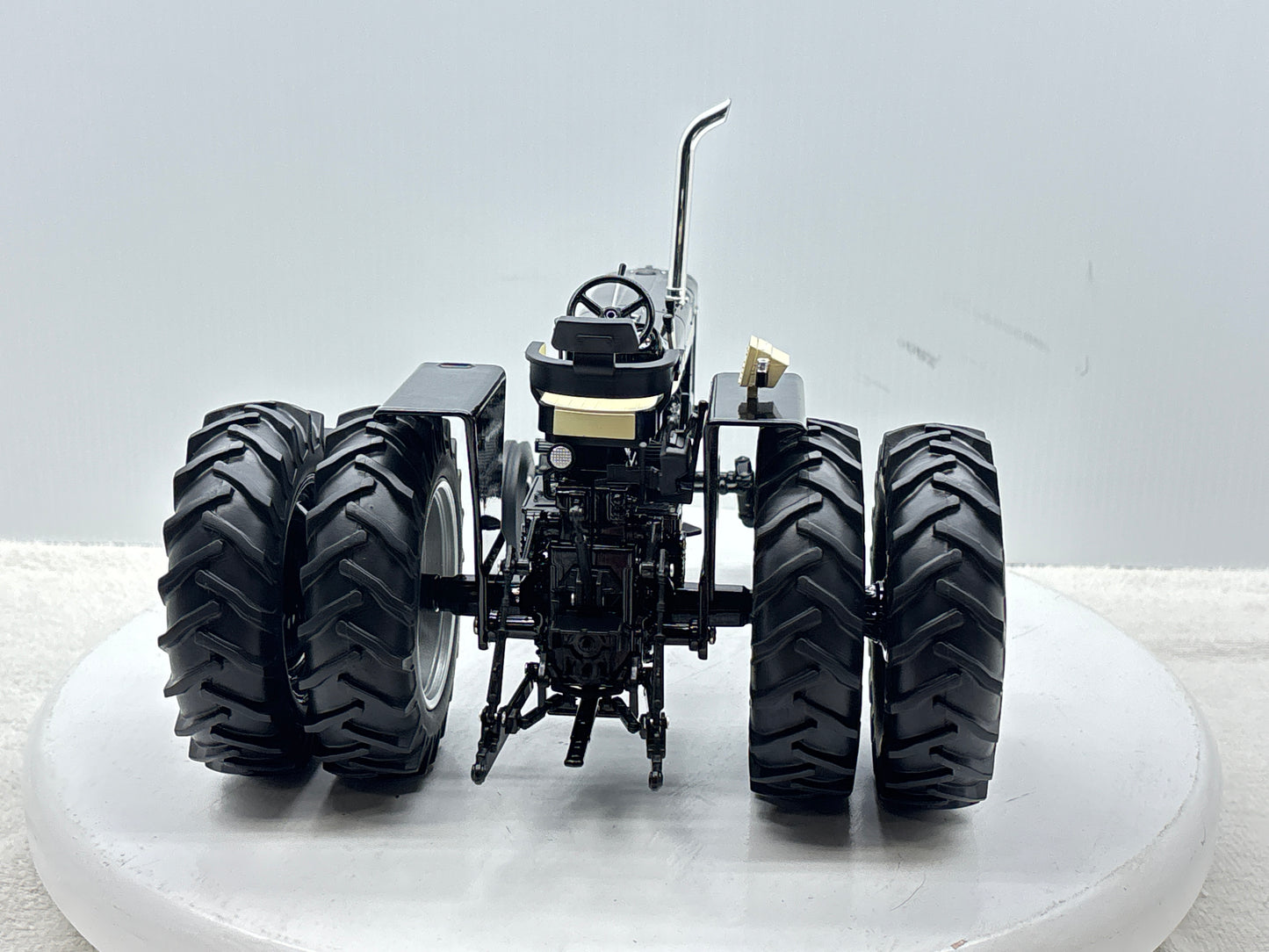 1/16 International 856 Black