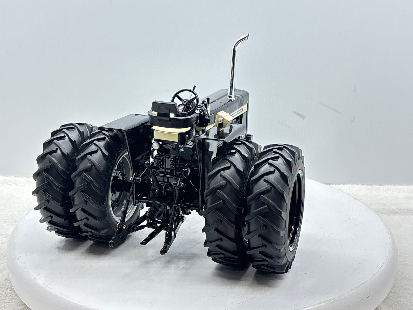 1/16 International 856 Black