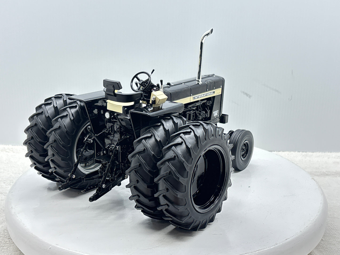 1/16 International 856 Black