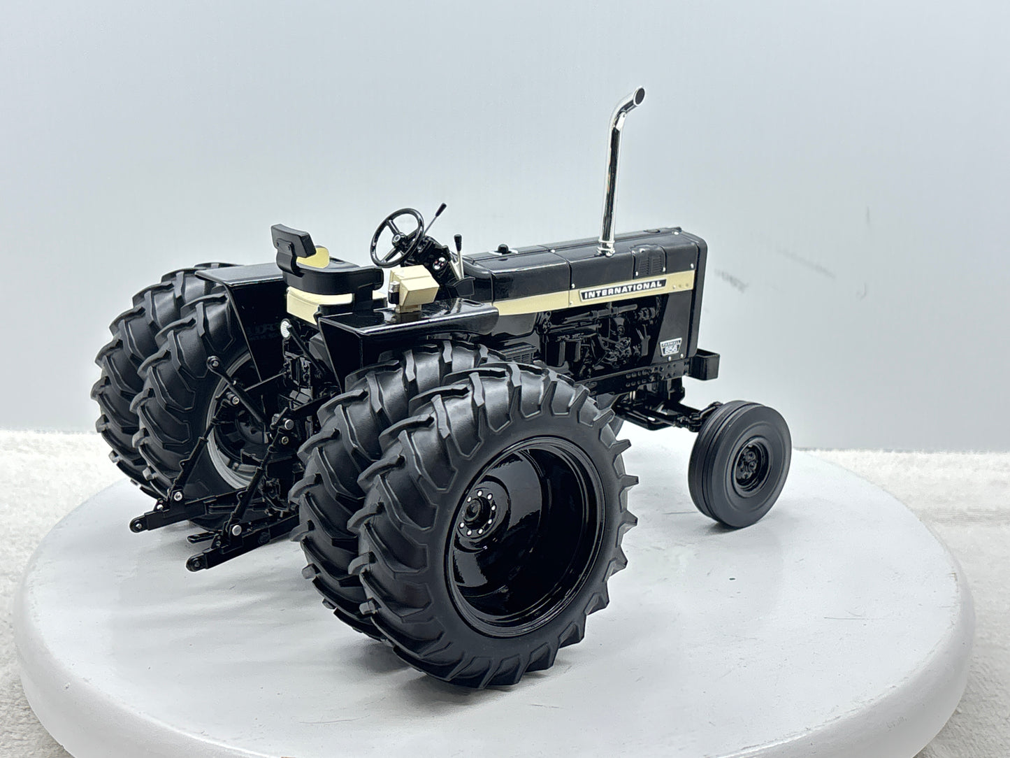 1/16 International 856 Black