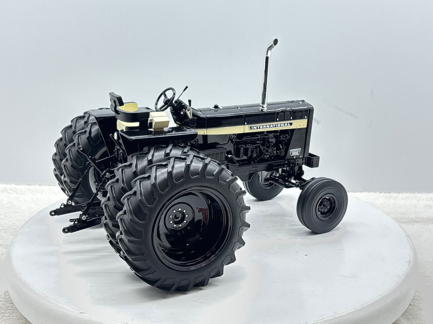 1/16 International 856 Black