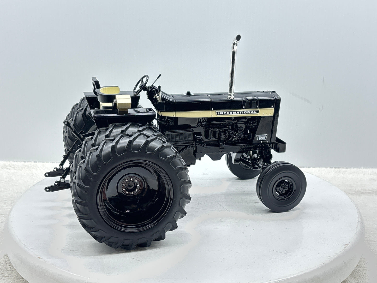 1/16 International 856 Black