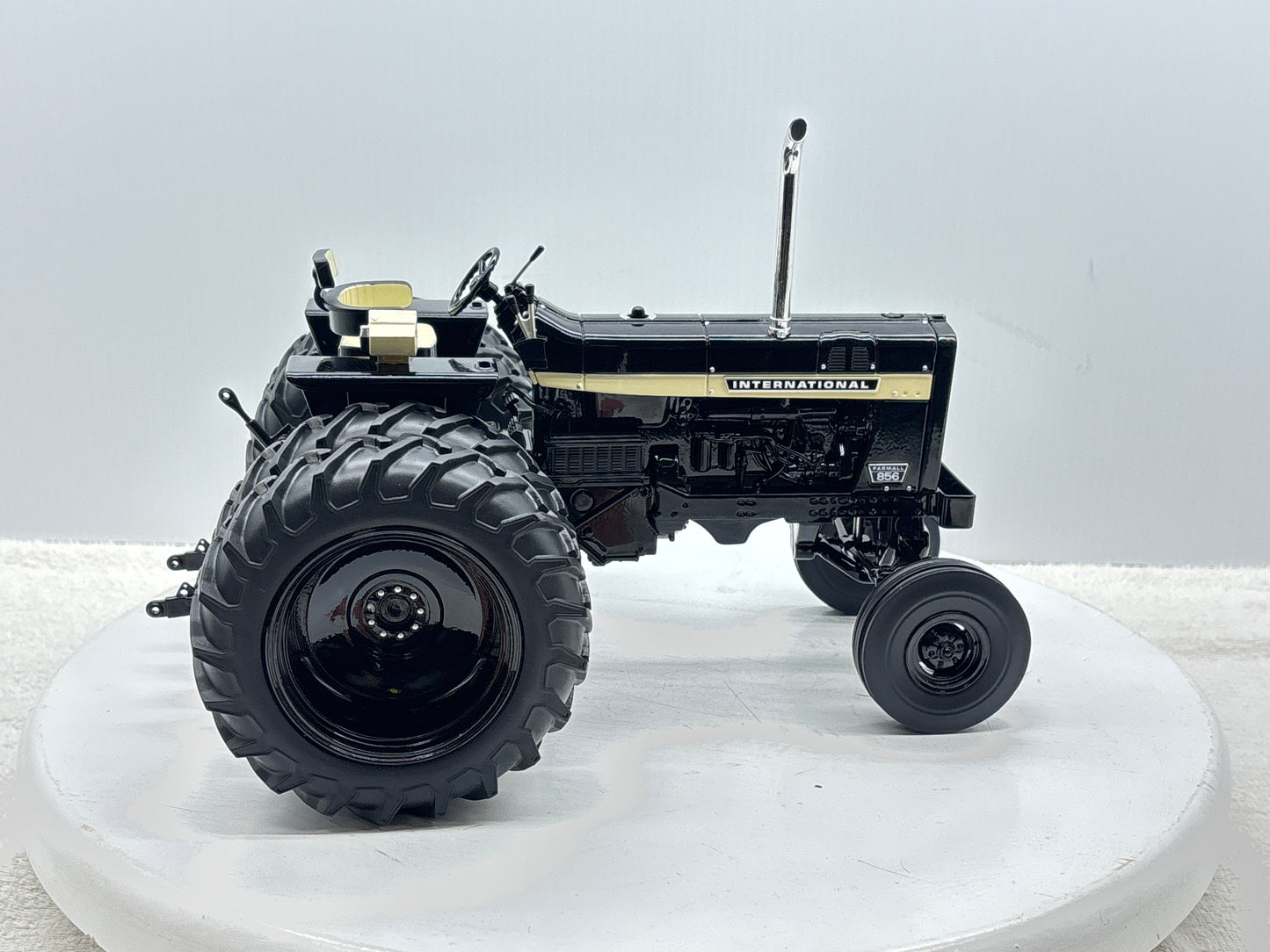 1/16 International 856 Black
