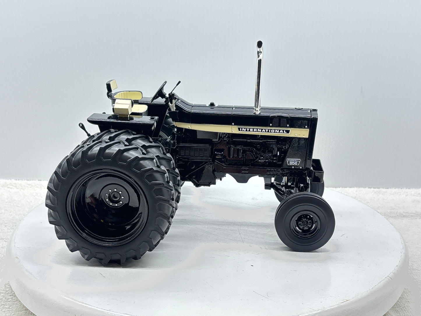1/16 International 856 Black