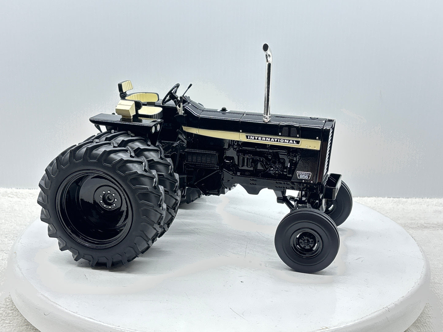 1/16 International 856 Black