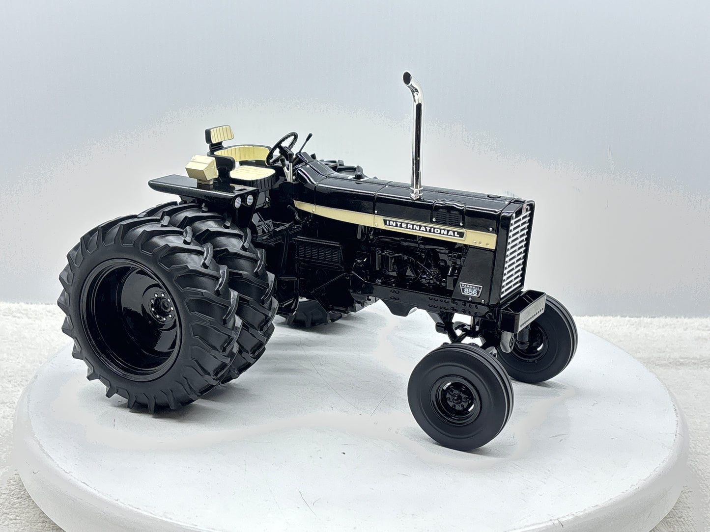 1/16 International 856 Black